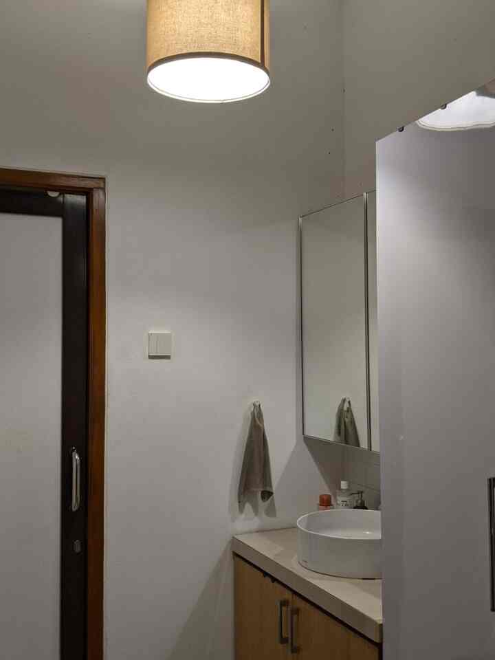 Aku baru aja ganti lighting di area sink vanity kamar mandiku. Dari lighting overhead yang lumayan kencang, aku ganti dengan hanging lamp yang memberikan aksen dan pencahayaan yang lebih moody
#lampugantung #sink #vanity #kabinetkamarmandi 
#RenovasiKamarMandi #BathroomMakeOver #InspirasiKamarMandi