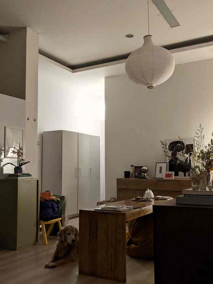 Aku lagi ada renovasi kecil di area ruang tengah, dan gara2 itu aku jadi harus pindahin posisi furniture supaya gak kotor. Tiap ada renovasi seperti ini, aku jadi ada kesempatan untuk coba layout baru mumpung lagi geser-geser furniture. Ini juga salah satu hal yang paling aku sukai dari loose furniture, rasanya seperti main Lego👩🏻‍🔧 Dari sini aku jadi banyak dapet inspirasi baru untuk dekor terutama untuk konsep open space
#LivingRoom #OpenSpace #Buffet #lampugantung #eclecticinterior #eclecticdecor