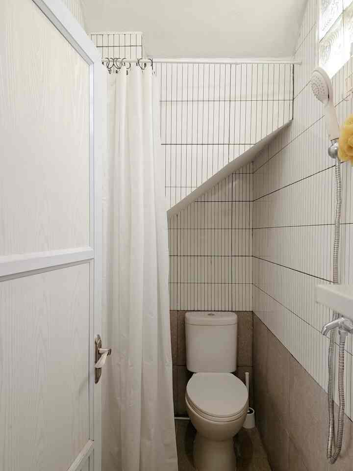 ✨️kamar mandi bawah tangga✨️

kamar mandi mungil yg posisinya di bawah tangga ini dibuat seminimalis mungkin. walau minimalis tapi kamar mandi ini sangat berguna jika ada tamu yg datang. Di moke over dari closet jongkok menjadi closet duduk, dan pergantian keramik.

#keramikkamarmandi #tiraikamarmandi #closetduduk #sikatkamarmandi #sikatwc #tianggorden
#renovasikamarmandi #BathroomMakeOver #InspirasiKamarMandi