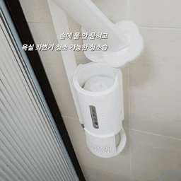 1년 넘게  욕실 변기 청소를
손에 물 안묻히고 세제 필요없이 청소하고 있어요
 욕실 변기 청소 너무 쉬워지는 너무 만족하며 쓰고 있는
올인원 변기 청소솔을 소개해 보려고 해요
저희집은 욕실이 3개라  청소 한번 하려면 너무 힘들어요
그래서 선택한 제품이
베아티투도 실리콘 골프 변기 청소솔
 ​
청소해듀오 와디즈 달성까지 했어서 사용해보고 싶어 
바로 구매해서 써봤는데요​
 손쉽고 간편하고 위생적으로 청소하고 싶다면 강추 ! 
욕실 공간을 많이 차지하지 않고 공중부양템으로
좁은 욕실에도 붙일 수가 있어요 
세정 스펀지 보관함으로 깔끔하고
위생적인 보관을 할 수 있고 세제 또한 필요 없음
스펀지 자체에 세제가 묻혀 있어 거품도 풍성하게 납니다
 원터치 방식이라 더욱 편리하게 사용할 수 있고
손에 청소솔을 잡고 변기를 문지르지 않아서 좋아요
귀여운 꽃모양 같이 생긴 이 스펀지
그냥 평범하지 않아요 세제가 포함이 되어 있답니다
일회용 브러쉬는 
다 쓰고 나면 스펀지만 추가 구매하면 돼요
​디자인도 심플하고 사이즈도 필요한 게 다 있다는데
작아서 아이디어가 진짜 좋은것 같아요 
청소를 끝내고 더러워진 스폰지는 손으로 만질 필요 없이
원터치로 바로 휴지통에 버리면 된답니다 
화장실변기솔 다양한 것 사용해 봤는데
고탄력 돌기와 나선형 굴곡이 있어
안쪽까지 꼼꼼하게 청소가 되는 실리콘솔
요거는 꼭 하나 있으면 진짜 좋아요
유용하고 다양한 청소템이랍니다 
굳어 있는 이물질도 다 벗겨내니 
아주 속이 시원합니다 ​
요즘 이거 덕분에 변기 청소도 쉬워지고
자주하게 되니까 매일매일 깔끔하니 기분까지 좋아요
​욕실청소도구 /화장실 청소용품 
 필요하신 분들 변기 청소솔세트 적극 추천해요
#고수의청소템 #콘수프기록 #살림살이 #살림노하우 #살림수행평가 #욕실청소용품 #변기청소솔 #신박템 #내돈내산 #내돈내산추천템 #삶의질향상템 #삶의질상승
#청소꿀템 #청소솔 #생활정보 #가성비살림템
#청소용품 #변기솔 #베아티투도 #살림청소팁
 #살림정착템 #우리집잘산템 #우리집잘산템빙고 
​