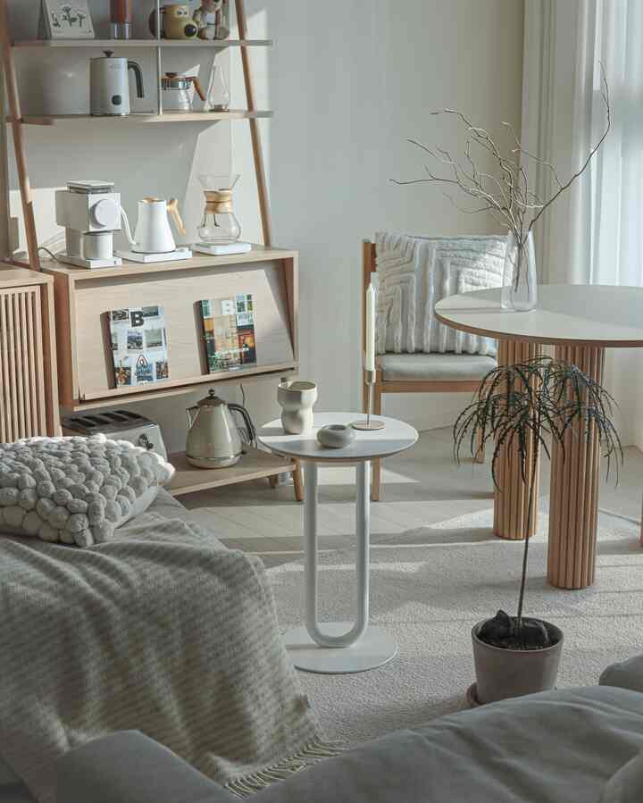 Untuk pindah rumah kedua di Rumah Hari Ini
Aku sedang membereskan rumah🤍

Untuk meningkatkan interior ruang tamu
Saya memesan rak baru dan menunggu!
Pokoknya ruang di belakang meja bundar terlihat membosankan.
Haruskah saya membeli bingkai lain😎?

#Interior bernuansa hangat #거실인테리어 #거실테이블 
#Dekorasi ruang tamu #홈카페장 #거실러그 #25평인테리어 
#25 ruang tamu pyeong #홈카페인테리어 