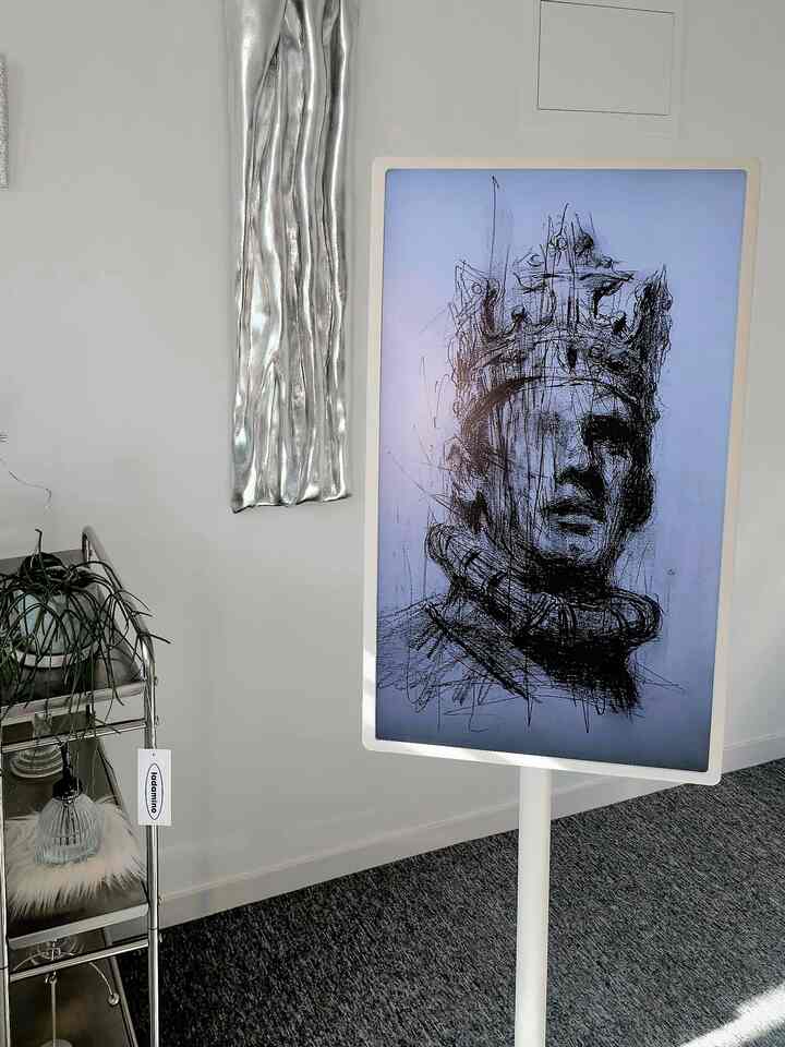 #내돈내산 #콘수프기록 #lg스탠바이미 #스탠바이미 

ハンブリハウスのスタンバイ美1年のレビュー

私の家には、元のリビングルームに1つの部屋に1つ
79インチのテレビが2つありました。

大型テレビだからインテリアに大きすぎる部分を占めて
ある瞬間はとても凄く見えました… 
tvのせいで家も狭く見えて.. 家具配置もあまりに限界があってまったくtvを全て消してしまいました。 

もともとテレビを見たことがないので、携帯電話でYouTubeをたくさん見ます。 
楽にYouTubeを見て自宅で運動するときに使って買いました。

このような取り外し可能なテレビが初めてなので、どのように書くのか適応を少ししなければなりませんでした。
ところがこれがテレビのように見るには、インターネットテレビ線を接続しなければならないので、席を勝手に移動しながらテレビを見ることができるのではありません。 

だから初めてテレビ線に接続せず、ウェーブ、ティービング、ディズニーなどを見るottだけ購読して大きなパッドのように書いています。 

テレビ線接続してみると固定された席にもう一つのテレビと違うことはないのになぜこんな話は買う前にしないでくれてレビューにもよくないのでしょうか？ 

私が書いた見方では、一般のテレビチャンネルをあきらめれば、移動式の大きなiPadのような感じです。 

広告のように線なしで無限のどこでも使えるわけではありません。
バッテリーも最大4時間線なしで使えるので、普段はバッテリーライン差しできるところで見ることになるという点も少しがっかりです。

しかし、散歩の後悔はありません！私の家はテレビを必ず見なければならないより実際にottをたくさん見るので買ってからとてもよく使っています。パッドより画面が大きくてどこでも引っ張ることができるので、バスルームで半身浴する時も使ってご飯を食べる時は食卓の前にご飯で休む時はショパにゆっくり横になって♡ 

最良の点は、画面を私が望む距離で見ることができ、角度調整になることです。私は目が悪く、以前にも大きなテレビだけを買うしかなかった。目は悪いのにメガネをしません。  
その時はテレビが固定されているのでよく見るには私が近くに座っていたりしなければならなかったが、話は私が見える距離に合わせて置けば良いという点がいいです。横になって見ても画面の角度を調節すれば楽に首を折らずに見ることができますよ。

これに加えて、床に車輪が思ったよりよく転がって動くときに大変でなく移動できる点と最も重要なきれいなデザイン！ 
お客さん来た時には作品を浮かべておくことができるという点！私がピラティスをYouTubeに報告するのに携帯電話で報告する時と次元が違って楽だという点！などの利点も多いです。

わかりやすく期待していたものと違った部分は、テレビを見るには線をつなげなければならず、あちこち移動して見ることができるテレビを考えた私には残念だったが、tvだけでなく大きなパッドの概念で、ここではインテリア的にも機能的にも満足して書いています。
今ではなく生きてみると不便で生きていない地境になってしまった。

以上でハンブリハウスのスタンバイミーtv 1年のクチコミでした。
取り外し可能なテレビを買おうと思っている方に役立つといいですね♡



