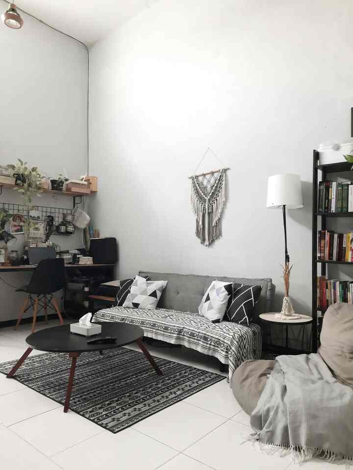 Living room di Rumah Jelajah, perpaduan bohemian style dan tropical. Walaupun ruangan ini compact dengan ukuran ruang 3m x 4m, tapi cukup multifungsi. Selain menjadi tempat kumpul keluarga menonton TV, ruangan ini juga berfungsi sebagai ruang kerja, sudut baca dan juga spot bermain anak. 
#rumahcompact
#livingroomcompact
#livingroombohemian
#multifunctionroom
#homedecor

