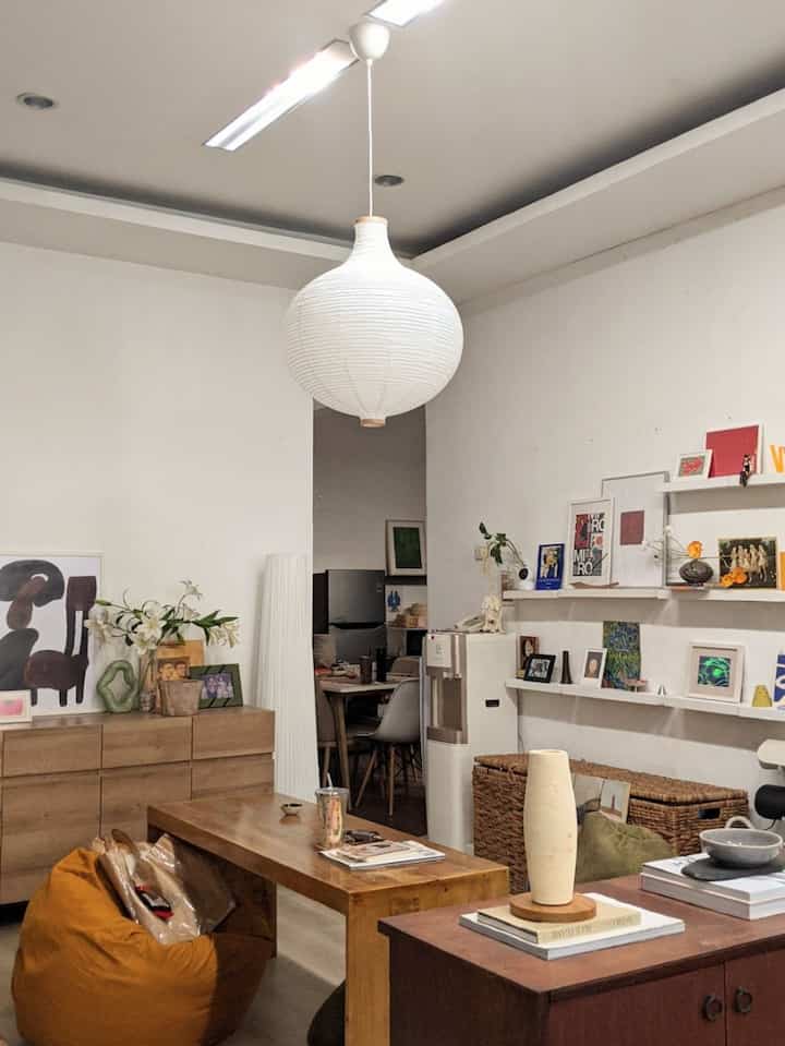 Menurutku, space yang terlihat elegant adalah space yang charming, inviting dan cozy. 
Untuk mendapatkan space yang inviting dan put together, menurutku ada beberapa trick simple Dan budget friendly yang bisa kita lakukan:
⭐ Pertama itu skala.
Baru-baru ini aku belajar kalau ukuran, bahkan jarak di furniture itu pengaruh banget untuk penampilan ruangan. Contohnya jarak ambalan di dinding living room aku ini, yang tadinya hanya di kisaran 20an cm, aku naikkan jadi 40cm dan ternyata bikin ruangan terlihat lebih terisi secara merata (foto Before nya bisa dilihat di postingan lamaku untuk perbandingan)

⭐ Kedua yaitu proporsi.
Biasanya kalo lagi dekor ruangan itu kita cenderung fokus di area eye level kebawah jadinya lupa untuk mengisi area dinding atas dan plafon. Ruangan jadi terasa "penuh" di bagian bawah. Penggunaan art piece di area dinding atas dan lampu gantung bikin pandangan kita ketarik ke atas dan bikin ruangan terlihat lebih proporsional

⭐ Ketiga, pencahayaan☀️
Sumber cahaya favorit aku adalah cahaya natural dari matahari dan cahaya dari lampu hias. Baru-baru ini aku menambahkan skylight agar ruang tengahku bisa dapet cahaya natural. Ruang tengahku ini agak gelap karena posisi yang jauh dari jendela. Penggunaan skylight bikin ruang ini dapet cahaya yang bagus
Untuk lampu, aku menggunakan beberapa sumber cahaya jadi tidak hanya dari 1 lampu saja. Dengan menggunakan beberapa lampu hias, ruangan jadi terasa lebih cozy. Biasanya aku pilih lampu hias dengan design yang unik supaya bisa menjadi dekorasi juga saat tidak dinyalakan

#ArtPiece #Ambalan #ArtWall #PaperLamp #DecorativeLighting #EclecticLivingRoom #EclecticHomeDecor #MidCenturyModern #ElegantOnBudget #DesainRumahElegant #SederhanaMewah