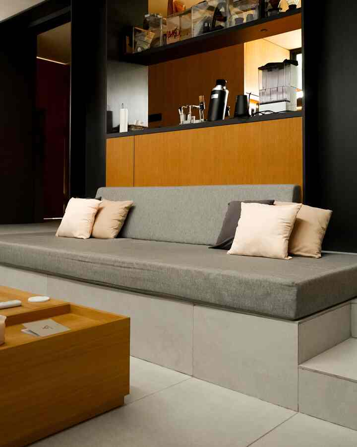 Rumah bisa terlihat lebih elegan dengan pemilihan warna-warna netral yang memberikan kesan clean dan classy. Tambahkan dekorasi seperti frame artwork 🖼 untuk sentuhan estetika yang personal dan menonjolkan karakter ruang. Simple, tapi tetap terlihat mewah! ✨️

#KainSofa #BantalSofa #VeenerKayu #ElegantonBudget #DesainRumahElegant #SederhanaMewah