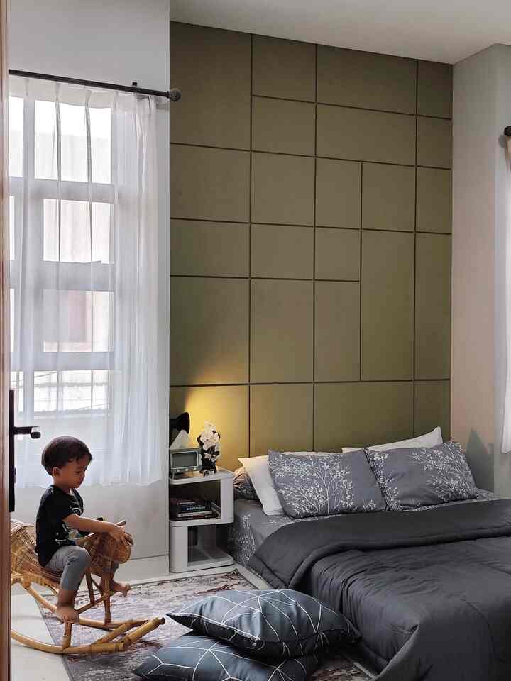 Kamar tidurku ini karena belum memakai dipan jadi sebisa mungkin menciptakan suasana kamar yang nyaman. Mengganti sprei dan bedcover yang senada dengan warna kontras dari ruangan membuat suasana menjadi elegant dan masih on budget. Selain itu menambahkan karpet motif abstrak dengan harga yang masih affordable membuat suasana kamar terasa cozy dan anak-anak bisa bermain di kamar. Untuk meja sudut aku tambahkan vase bunga rustic dan reed diffuser untuk menghidupkan ruangan. Solusi ini bisa membuat suasana terlihat lebih mewah. Yuk silahkan mencoba yaa✨
. 
#rumahwoori #kamartidur #kamartidurutama #inspirasikamartidur #kamartidursederhana #kamartidurmewah #elegantonbudget #desainrumahelegant #sederhanamewah 