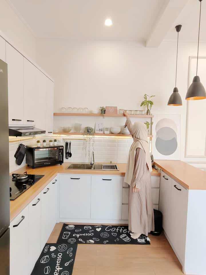 Aku kenalin bagian interior rumah yang on budget banget tapi tetap estetik. Ya, ambalan! Aku merasa beruntung  memutuskan untuk tidak memakai top cabinet secara full, ternyata menggunakan ambalan seperti ini lebih estetik karena bisa ngatur dekorasi di atasnya juga dan pastinya lebih ramah di kantong. Menurut tetangga gimana? 

#ElegantOnBudget #DesainRumahElegant #SederhanaMewah #HPL #GraniteMotifKayu #KursiBar #Ambalan #LampuGantung #CatJotun 