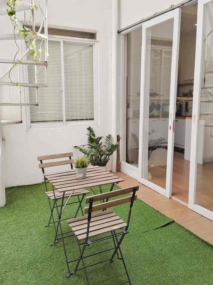 Ini adalah center of view di rumah, bisa juga dibilang tempat/spot paling chill. Cukup nambahin 1 element kursi taman dan warna hijau dari rumput sintesis udah bikin seger banget dan sejuk banget. Yuk chill bareng fi spot favorit mu! 

#TamanDalamRumah #SpotFavorit #InspirasiTaman #InnercourtYard #RumputSintetis #TanggaPutar #KursiTaman #LampuTaman #JendelaKacaGeser 