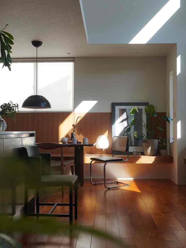 この時期は3連の窓から差し込む光が
チークの床材を美しく見せてくれる。

チークの床材、傷もつきにくく、伸縮も少なく、オススメです。

#チーク床　#床材　#3連窓