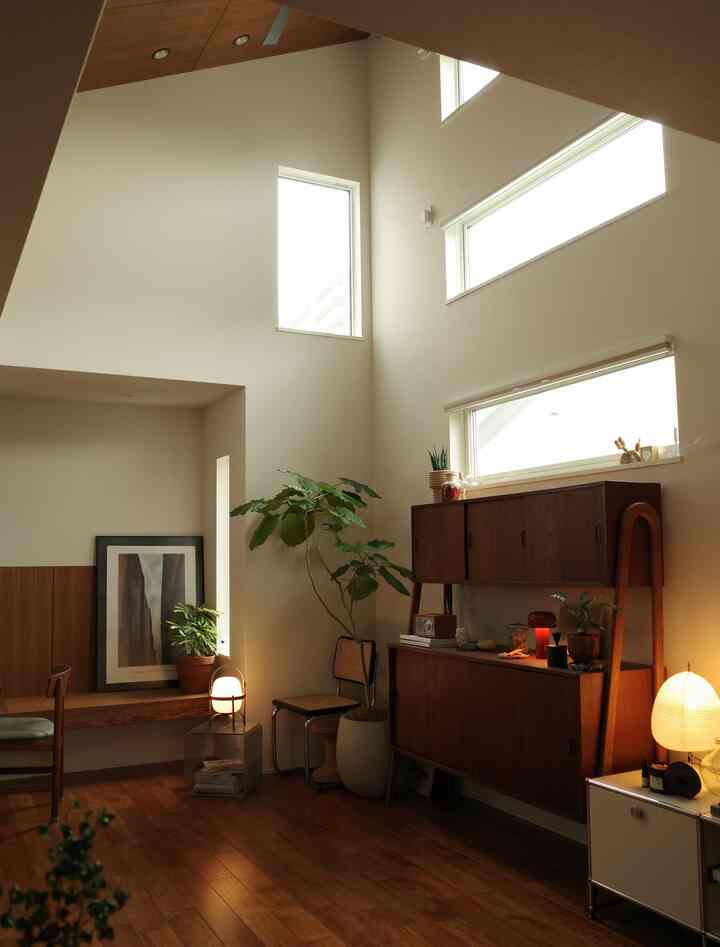 The living room, which I haven't shown in a wide angle before.

Thanks to the three windows in the sloped ceiling,

guests who come up to the second floor always say it's spacious.

The open ceiling in the second floor living room gives the impression of spaciousness without reducing the living space, so I'm really glad I did it.

#mylvngrm #interiordecor #勾配天井 #3連窓 #ヴィンテージカップボード　#usmハラー