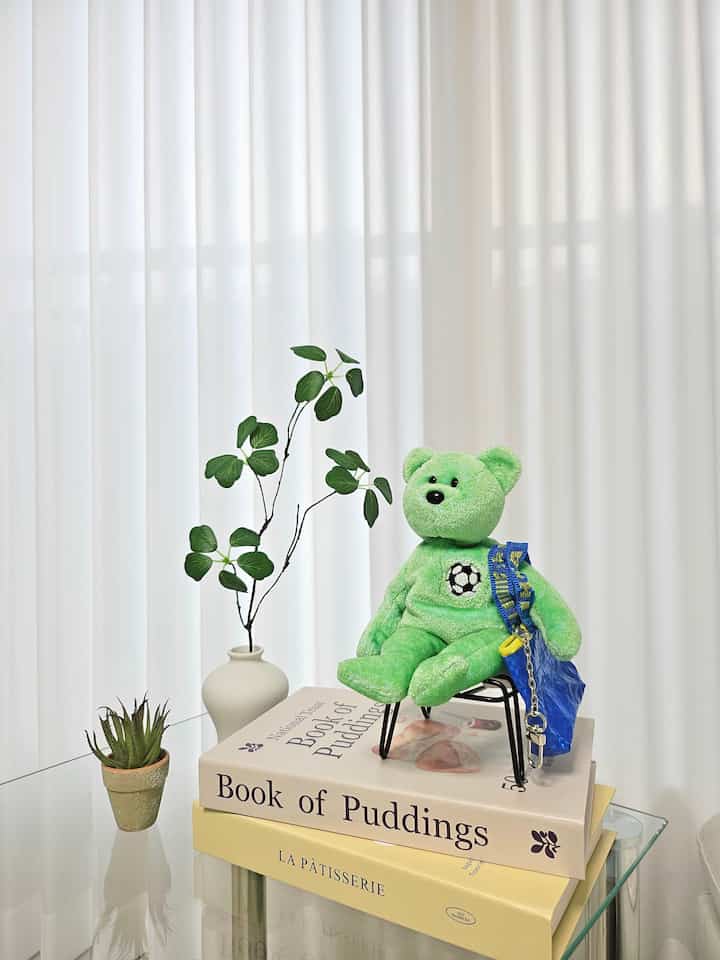 週末に久しぶりにIKEAを見てきました。 
レジの前に2900ウォンの携帯電話台と1000ウォンのコイン財布なのかバッグリングなのか… 
家の出所不明な🤔クマ人形にディスプレイしてみたのにとても可愛くないですか？◡̈

携帯台座台はiPadもしっかり取付けることができ、角度調節も可能なので思ったより簡単で便利に使えるようで 

ミニバッグは小物として使用しても可愛く、コイン財布やキーホルダーなど様々に使えます。 

そして3番目の写真の馬の形はみんな知っています^^ 
ヘスタゲ鍋で1900ウォンです。子供も可愛くてただ連れて来ましたが、ふわふわポットポットとして使ってもいいし、ただトッと置いてもきれいですね^^ 
 
買い物で安くてかわいいのは本当にできません...😆😆   #이케아추천템 #이케아소품 #이케아 #휴대폰거치대 #키홀더 #동전지갑 #이케아미니가방 #이케아냄비받침 #냄비받침 #헤스타게냄비받침 #미니멀리스트 #아파트꾸미기 #아파트인테리어 #거실인테리어 #거실테이블 #맞팔 ̈
̈