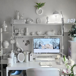 #우리집포토존 #화이트데스크 #올화이트 #데스크테리어
#화이트성애자 #화이트데스크테리어 #데스크테리어족
어릴 때 부터 하나 꽂히면 디립다 파고 드는 성향이어서
자연스레 광기의 덕후의 방이 되곤 했는데...🙄
꽂혀온 광기적 히스토리는 초등학생 때 부터 ㅋㅋㅋ
마시마로 > 무지개 > 핑크 > 노랑 & 기린 > 그린 & 플라밍고 > 앤틱우드 & 고양이 > 화이트 순으로 꽂혀서 방을 꾸며왔어요🤭
위의 꽂힌 템들과 컬러는 포인트로 수집했고, 베이스 컬러는 언제나 순백의 화이트!! 만이 나의 집착 광기템들을 따뜻하게 품어 주었어요!! 🕊🕊🕊 ㅋㅋㅋㅋ
어쩌면 화이트가 나의 최애 컬러🤍
광기의 끝은 순정인걸까요🤭🕊🕊🕊
컬러풀테리어 좋아하지만 작업할 때 만큼은 정신 집중 하고픈
맥시멀리스트로써 가장 정갈해 보일 수 있을만한 올화이트로 정착한 저의 작업 공간 데스크 입니다🕊🕊🕊🕊🕊