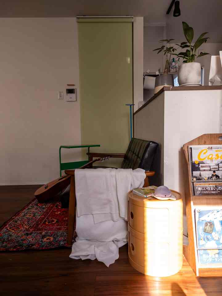 Karimoku sofas go with any interior, so I can't let them go. I've always loved them. #Karimoku #Livingroom #Guitar