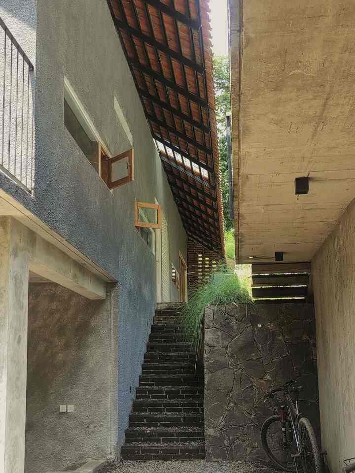 Tentang tangga rumah kami, terletak di area luar bangunan. Harus budget friendly dan mudah dibuat oleh tukang.
Padu padan batu sebar, besi, dinding kamprot, dan batu bata menjadi kesatuan tangga yang harmoni. Tangga yang berbunyi "krek krek krek" saat tangga batu dipijak menjadikan pertanda bagi kami saat ada orang yang lewat. 

Perpaduan material lokal, nuansa alam, memanfaatkan perpaduan warna alami, itulah makna sederhana namun mewah dari. Dari alam kembali menyatu dengan alam, kemewahan yang harus diresapi. 
🌱✨

#materialtangga #materialalam #batu #bata #kamprot #lamputangga #tanamanoutdoor #tanggarumah
#ElegantOnBudget #DesainrumahElegant #SederhanaMewah 