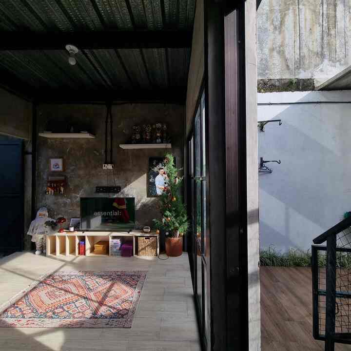 Pemilihan material di #RumahAngsoka agar terlihat tetap elegan dan affordable untuk lantai kita menggunakan keramik yang mempunyai motif seperti serat kayu. Kenapa memilih motif serat kayu agar ada unsur warna kayu yang terksesan hangat.

Kemudian, material pada bagian dinding kami menggunakan semen ekspos saja untuk tampilan yang simple namun tetap elegan dengan di padu dengan warna hitam tajam dari baja pada rangka bangunan rumah.

Pada bagian dapur, kami menggunakan sticker film untuk interior dinding, dengan motif serat seperti semen berwarna ke abu abu an (ketika kenak cahaya jadi agak betubah warna) yang menambah kesan simpel, elegan dan harga pun tetap terjangkau.

#ElegantOnBudget #DesainRumahElegant #SederhanaMewah #LantaiKeramik #KeramikMotifKayu #DindingEkspos #RumahIndustrial 