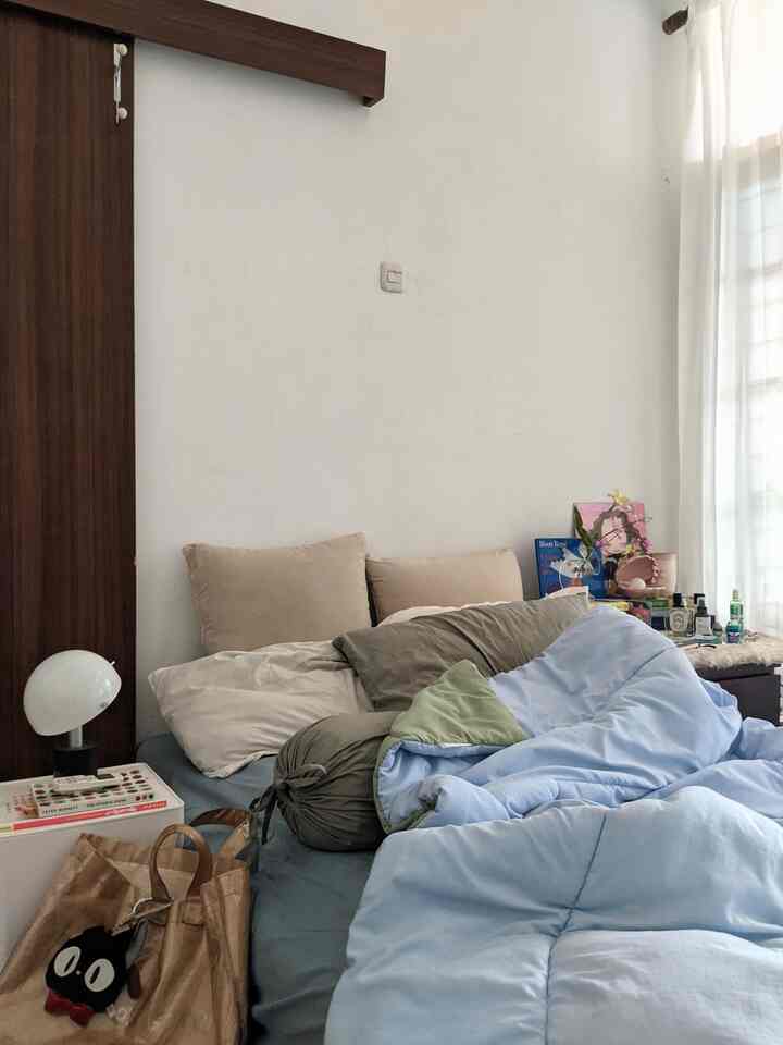 Just changed my bedsheet to light blue 🩵 
Actually, I only used the bedsheet at home that I bought a long time ago but haven't used yet, it turns out the color matches my bedcover. The nuance of the room can change a lot even though it's just from changing the bedsheet
#bedcover #bedsheet #pillowcase #bolstercase #eclecticbedroom #kamartidur #nightlamp #desklamp #lampumeja
