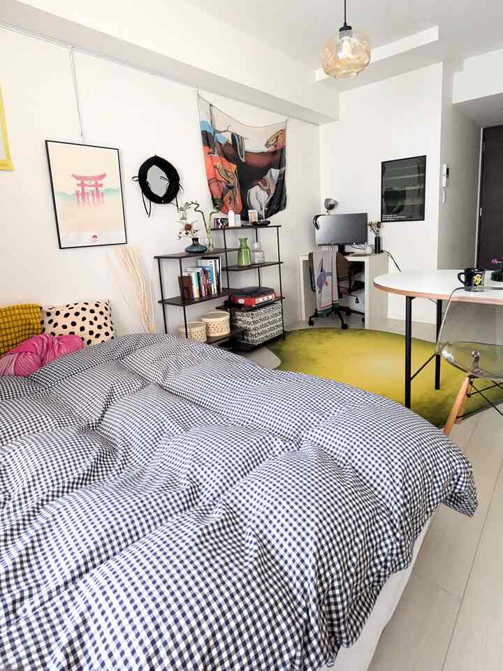お部屋の全体像🫣
奥にはこじんまりとしたワークスペース🖥️笑
#ベッドカバー #ベッド用品 #ベッドインテリア #クッションカバー #ラグ #ラグおすすめ #ラグインテリア #ポスター #アート #ファブリックポスター #ファブリックインテリア #IKEA #無印良品 #ニトリ 