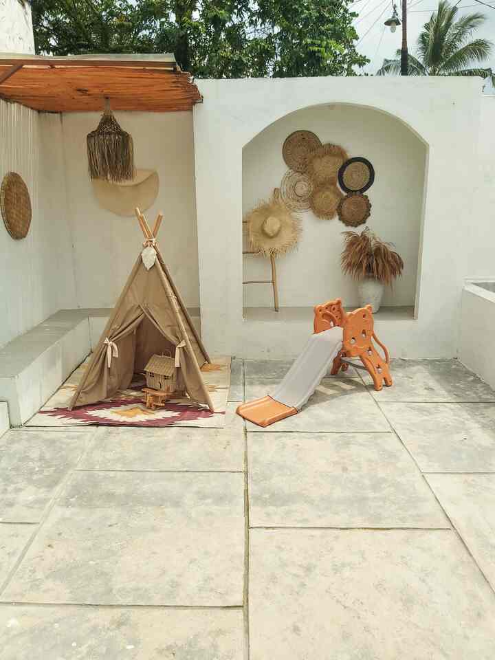 How to look elegant on budget versi Ryuto house ✨
Salah satu spot yang dalam proses dekorasi nya minim budget namun tetap kece bagi kami adalah area backyard ini. Dengan look ala boho, area ini selain digunakan tempat bermain outdoor juga digunakan untuk tempat bersantai. Hampir semua dekorasi di area ini kami dapatkan dengan harga yang sangat ramah di kantong 😉

#elegantonbudget #desainrumahelegant #sederhanamewah #catrumah #walldecor #kaplampugantung #mainananak #tenda 
