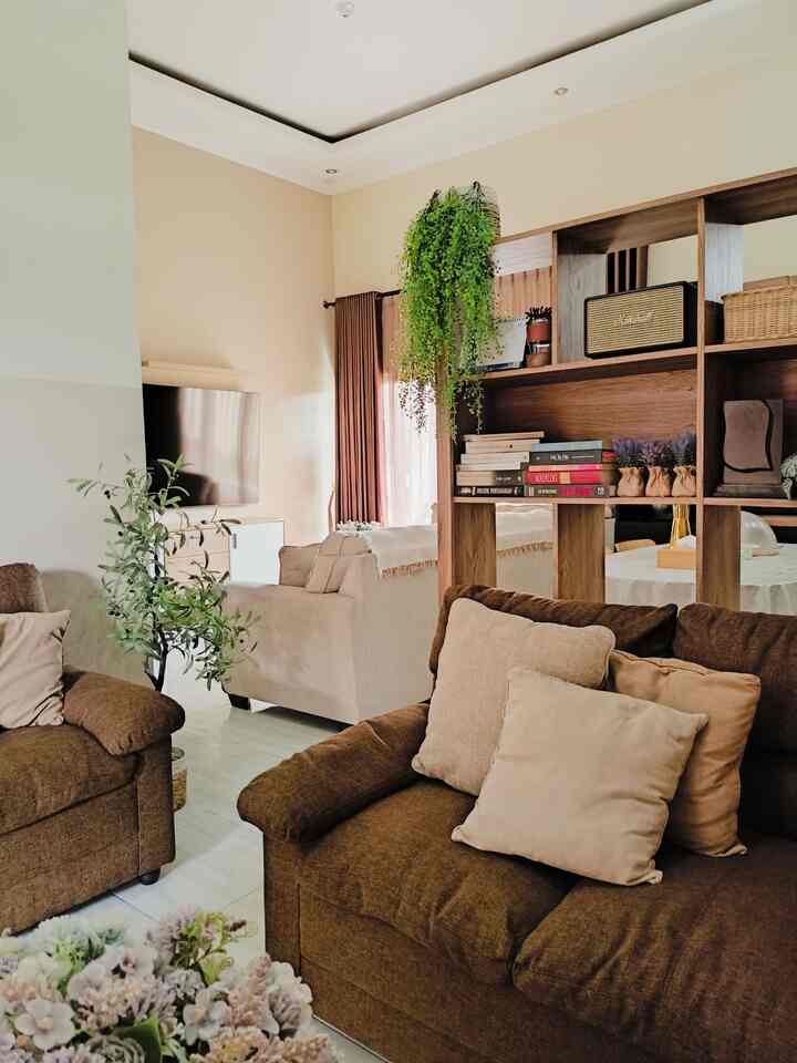 Ruang tamu rumahfatihh, Sofa coklat ini adalah sofa pertama yang menghuni ruang tamu rumahfatihh. Warnanya coklat yang sangat mencolok diantara funiture lainnya. Ukuran yang tak terlalu besar sangat cocok dengan luas ruang 3x3 meter. Dengan tambahan funiture lain serta aksesoris pajagan rumah berwarna selaras membuat ruangan ini nyaman dan tetap terkesan estetik.

#ruangtamu #inspirasisofa #sofaminimalis #catrumah #sofaminimalis