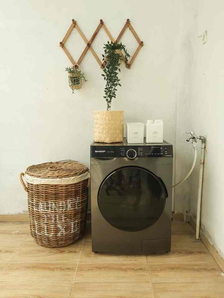 Area Laundry 🍃🍃
Area belakang rumah  kami gunakan untuk laundry room, spot ini kami dekorasi dengan simpel dan minimalis masih mengusung tema japandi. Kami menggunakan laundry basket berukuran besar dari bahan rotan, kapstok kayu, serta keranjang mini dari bahan alami dengan warna natural. Untuk lebih fresh look, di area ini juga ditambahkan beberapa tanaman artificial hijau.

#laundryroom #simplelaundryroom #catdinding #mesincuci #keranjanglaundry #kapstokkayu #minibasket #tanamanartificial