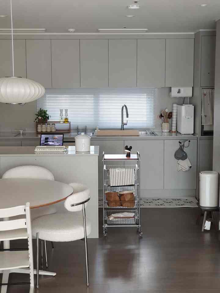 #ロマンダム 
キッチンは久しぶりです🕊
ニュートロリーを持ってキッチンも整理して残してみる記録！
今日の家は一生懸命働いています、
もっと頑張らなければならないのか？私はなぜ招待しないのですか？ 

▫️鉄製4段トロリー
組み立てが簡単で、ウッド天板、取っ手で感性的でホイールが付いており、キッチンで使用時に楽に使えますよ！バスケットを引き出し型で取り出して使用できるので、台所用品を収納するのが好きです。

▫️整理収納型
車輪が脱着して移動しやすく、机の下に置くのに良いサイズでデスク用品を整理するのが好きです。

▫️クッキーまとめ
ホワイトなのでどこに置いても綺麗ですが、クッキー、お菓子など食料品などを入れてまとめるのが好きです。 

▫️ファブリック保管箱
窓があって中にどんなものを保管したのか確認が簡単にでき、サイズが大きくて季節が過ぎた服や布団などを整理するのがいいです。

塩山には本当にいろいろなリビング蜂蜜がたくさんあり、見回してきれいに整理すればとてもいいと思います:-)

#shimoyama #shimoyamatrade
＃塩見馬＃ハウススターグラム＃トロリー＃整理収納
＃デスクテリア
#homestyling #homedecor #sweethome 
