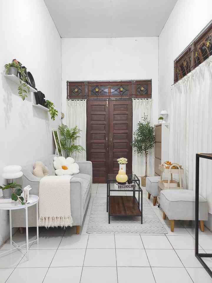 Rumah sederhana dan elegant menurut aku, terletak di dekorasi dan perintilan yang ramah sama kantong.
Kaya di rumah aku ini, aku lebih suka menggunakan perintilan yang on budget, tapi kelihatan mewah dan pas buat di rumah. Seperti standing mirror, tanaman artificial, lampu estetik, dan juga perintilan yang unik.

#karpet #mejabulat #standingmirror #artificialzaitun #ElegantOnBudget #DesainRumahElegant #SederhanaMewah