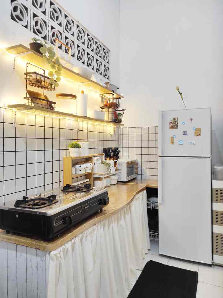 MasyaAllah, aku suka penampilan dapurku yang sekarang ❤️ terlihat lebih elegant setelah ganti wallpaper di kulkas 
Biarpun dapurnya mini, betah banget lama-lama disini walaupun cuma masak mie instan 😆
#dapursederhana #dapurwhitewood #rumahminimalis #dapurminimalis #dapuraesthetic #dapurkekinian #rakdapur #wallpaperdapur