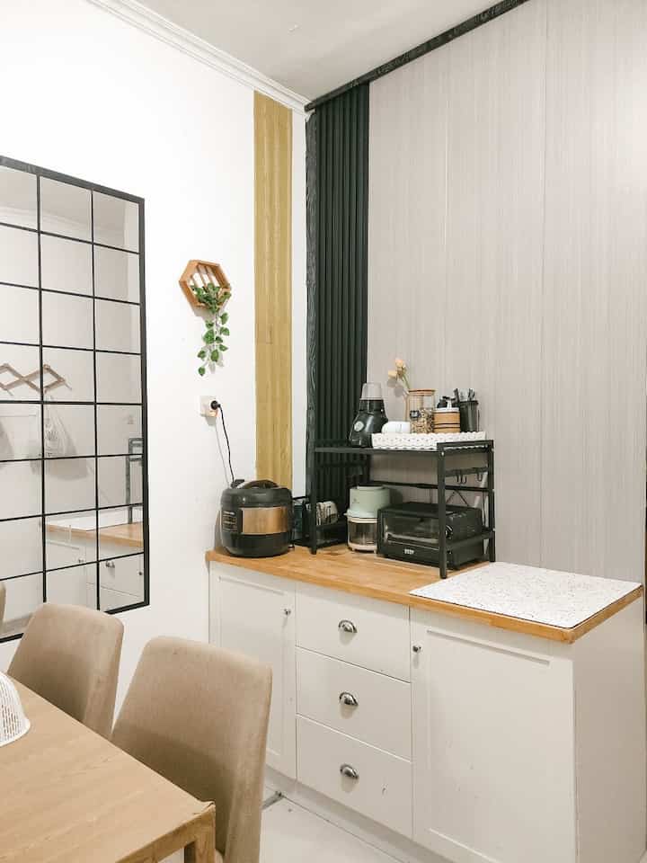 Ini merupakan baking area di dapur grava house. Menggunakan material yang low budget namun tetap terlihat elegan. Terdapat sentuhan cermin yang dipasang didinding agar memberi kesan lega dan klasik. Gabungan unsur warna kayu dan warna hitam putih agar terkesan simple namun tetap menarik.

.
.
#CatRumahMewah #CatRuangTamuMewah
#SofaMinimalis #PlavonPVC 
#WallpaperEstetik #Chandelier
#LampuLED
#ElegantOnBudget
#DesainRumahElegant
#SederhanaMewah #wallboard #wallpanel #rakoven #tanamanartifisial #cermindinding 