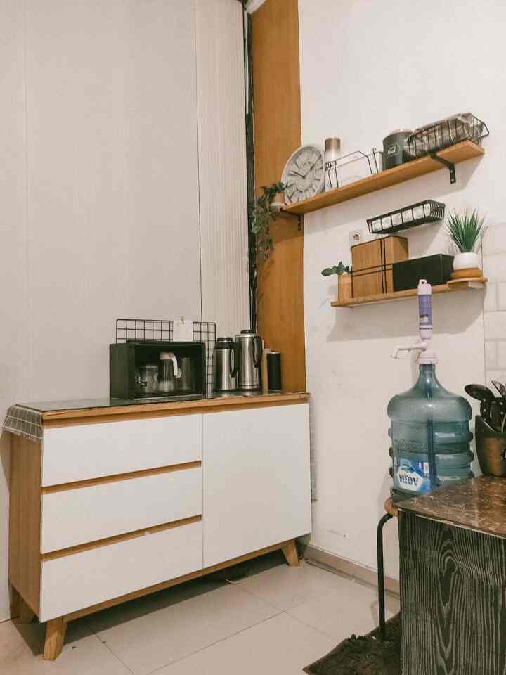 Bagian sisi dapur yang aku suka adalah coffee area. Tempat ini bisa untuk aku buat minuman dan prepare snack untuk keluarga. Area ini ditata sedemikian dengan perpaduan warna putih kayu agar terkesan hangat. diarea ini juga ditambahkan rak ambalan untuk menyimpan barang-barang yang dipakai untuk kebutuhan memasak dan bahan-bahan untuk membuat makanan. Dengan sentuhan tanaman artifisial agar terlihat lebih segar.
.
yuk bagikan inspirasi dan tips elegan versimu.. 
.
#dapurminimalis #dapur #kitchen #coffeetable #coffeearea #dapurbersih #inspirasirumah #rumahmasakini #rumahminimalis #rakdapur #buffetdapur #rakambalan