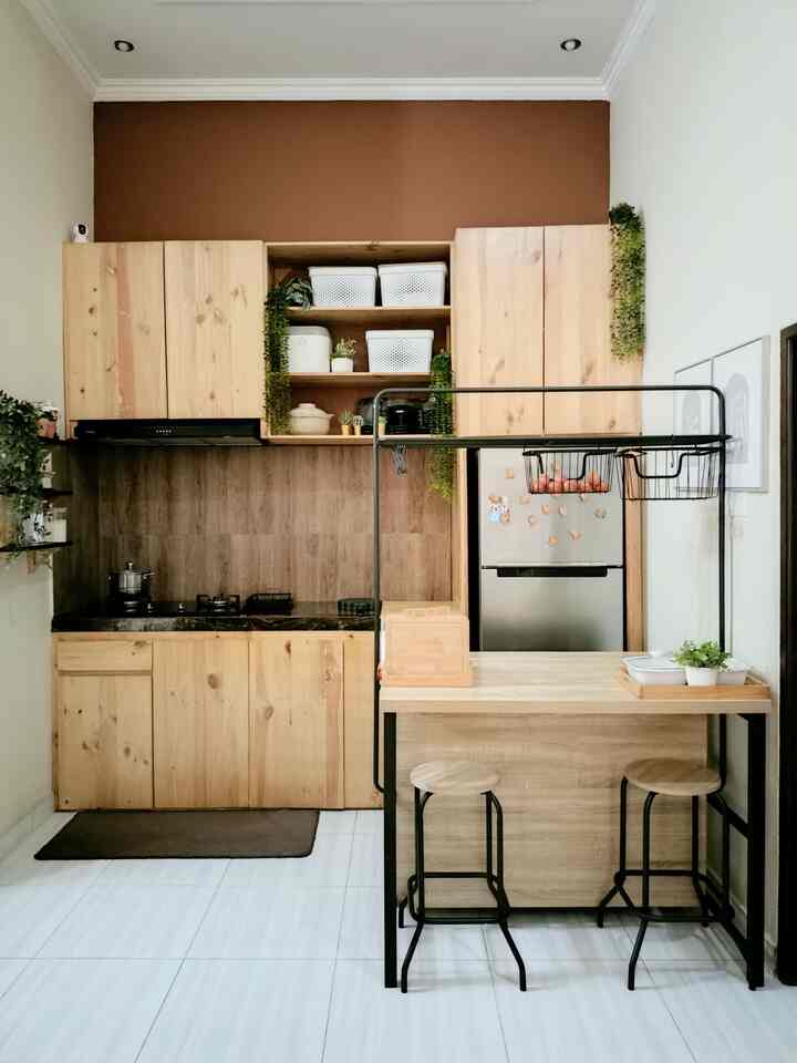 Untuk menciptakan suasana hangat dan berkelas on budget, aku banyak menggunakan  aksen kayu finishing natural pada beberapa funiture ku khususnya di daerah dapurku. Mulai dari kitchen set, rak dinding, meja dapur bahkan aksesoris dapur. Aku  merasa sangat nyaman dan suka terhadap apa yang ku tata, sederhana tapi mewah. Mungkin karena aksen kayu yang membuat dapurku atau bagian rumahku terlihat lebih menarik. Menggunakan aksen kayu pada rumah tak hanya menimbulkan kesan sederhana dan mewah, tetapi juga sangat terlihat estetik.

Semoga terinspirasi🥰

#elegantonbudget #desainrumahelegant #sederhanamewah #catrumahmewah