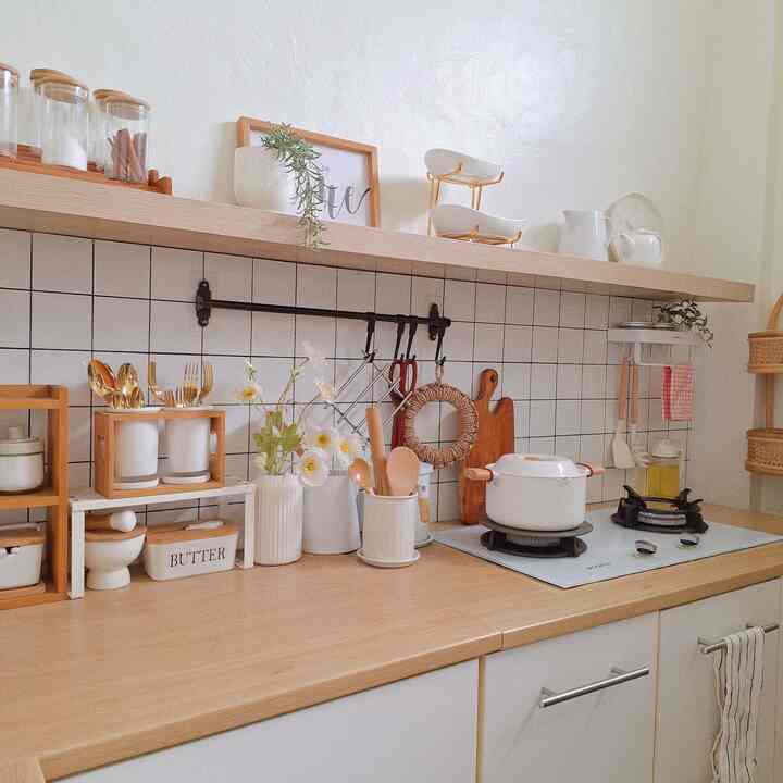 ✨️Spot Favorit di Dapur✨️

spot favorit di dapur ya pojokan ini
banyak perintilan estetik di pojok ini, yang membuat masak-masak jadi lebih semangat.
perintilan yg dipakai masih domonan warna white dan wood
menggunakan material keramik/kaca/plastik food grade dengan variasi kayu

#perintilandapur #wadahbawang #ulekan #wadahbutter #rakbumbu #reldapur #wadahsutil #wadahminyak #tanamanimitasi #TanamanDeco #dapurmungil #dapurminimalis #inspirasidapur 
