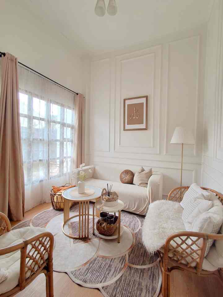 ✨️Suasana Rumah Elegan tapi On Budget✨️

Ruang tamu ini tampak elegan karena beberapa hal:
✨️Warna cat dinding berwarna netral
✨️wall moulding dengan harga yg sangat terjangkau
✨️Furnitur dan perintilan yg senada 
✨️meja tamu seperti marmer padahal bahannya hanya mirip marmer dengan harga yg terjangkau
✨️lantai vinyl, tapi ini stiker vinyl sehingga pemasangannya lebih mudan dan tanpa tambahan lem

#wallmoulding #catdinding #Sofa #kursirotan #lampuruangtamu #mejaruangtamu #lantaivinyl #ElegantOnBudget #DesainRumahElegant #SederhanaMewah