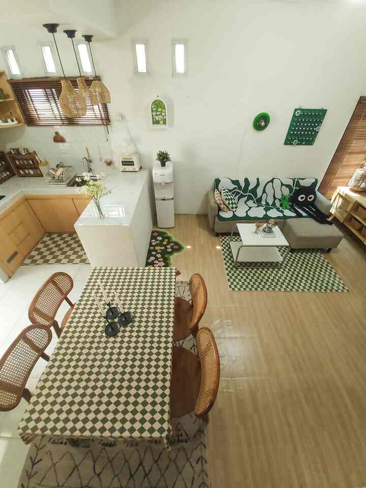 Open space di rumah mungil 🏠
Menerapkan konsep open space di rumah yang mungil merupakan salah satu langkah untuk menyiasati agar rumah terlihat lebih lega dan luas.
Ruang kumpul keluarga, dapur dan ruang makan di Ryuto house dibuat dengan konsep open space agar rumah kami terlihat lebih lega serta pemilihan furnitur dan dekorasi yang tepat bisa membuat tampilan ruangan ini terlihat lebih aesthetic.
#BTSNOAS10 #Rumahopenspace #Rumahtanpasekat
