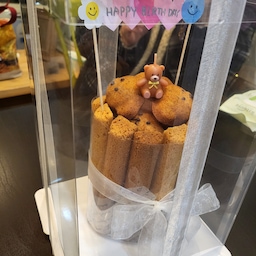 #홈베이킹 #마들렌만들기 #휘낭시에 #버터쿠키
#케이크만들기 #곰돌이케이크 #귀여운케이크
언니 생일이라고 허접한 솜씨 좀 부려봤어요🎂
바통틀에 버터쿠키🍪 구워서 기둥을 세워주고
🐻🐻🐻귀여운 곰돌이 마들렌틀에 휘낭시에를 구워서
가운데에 차곡차곡 올려주니 딱 12개 들어가더라고요😁
초콜렛이 없어서 🍫초코칩 녹여서 눈 코 입 그려주고
집에 굴러다니는 하트 스티커와 스마일 스티커를 이어붙여
케이크픽 완성 ㅋㅋㅋㅋㅋㅋ
투명한 케이크상자는 높은 버전으로 준비해놨는데
케이크픽 꽂으니까 딱 맞아요 🥰
휘핑치기 귀찮고 힘든디
곰 마들렌 케이크로 간단하면서도 예쁜 케이크를 만드니
세상 편해요 냉장고에 안 들어가도되고 ㅎㅎ
앞으로 모든 케이크는 이걸로 준비해야겠어요 ㅋㅋㅋㅋ