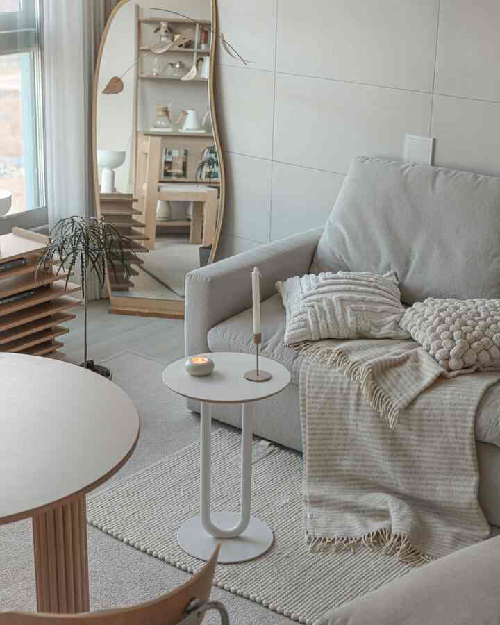 Saya memindahkan permadani dari kamar tidur ke ruang tamu.
Saya sangat menyukainya karena terasa seperti permadani Portugis!
Saya perlu pesan karpet kamar tidur lagi🤍

#Interior bernuansa hangat #거실인테리어 #거실테이블 
#Rekomendasi Selimut #블랭킷 #우드인테리어 #25평거실
#20 interior pyeong #25평인테리어 #신혼집인테리어
#Cermin ukuran penuh #거실러그 