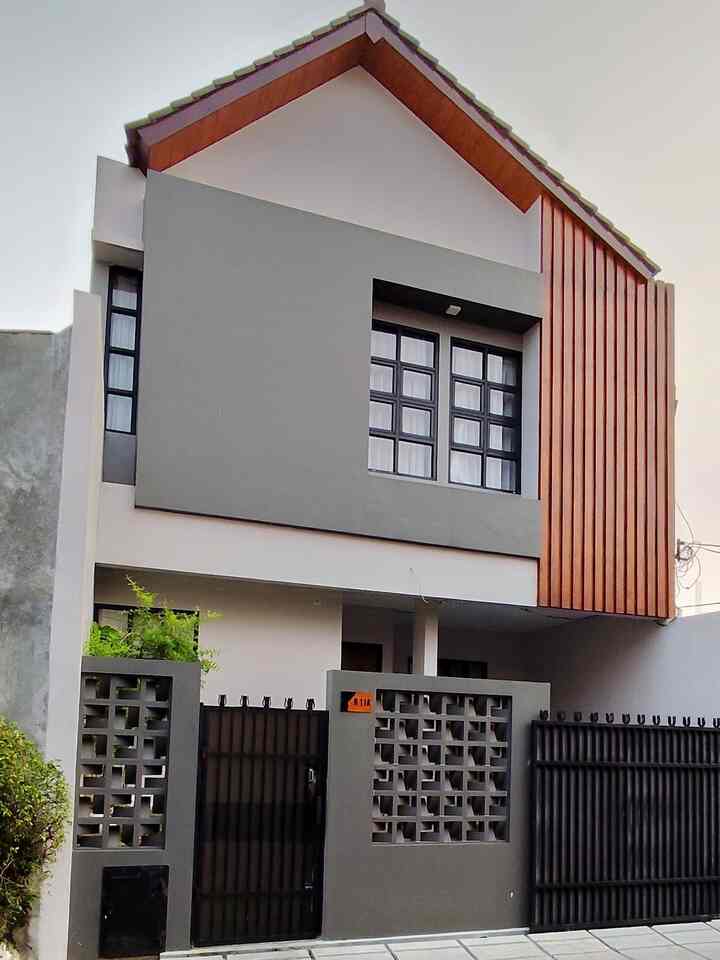 Menemukan rumah yang tepat itu seperti mencari jodoh yang butuh waktu dan jangan terburu-buru. Hunting beberapa perumahan mulai dari perumahan dengan fasilitas yang lengkap tetapi mahal sampai perumahan yang penting murah tapi jauh dari manapun. Akhirnya jodohnya kami menemukan rumah yang hanya beda 1 rumah dengan rumah orangtua dan masuk wilayah Jakarta. Kebetulan rumah kami ditawarkan oleh tetangga yang ingin pindah rumah. Seperti mendapat rejeki nomplok langsung kami beli karena harganya juga sesuai dengan budget kami, dekat dengan orangtua, dekat dengan sekolah anak dan dekat dengan tol. Kelebihan memiliki rumah di perumahan lama adalah semua fasilitas pelengkap sudah terpenuhi seperti taman, toko kebutuhan sehari-hari, toko kebutuhan sekolah dan warung makan. Jika membeli rumah lama harga rumahnya lebih terjangkau meskipun beberapa tahun kemudian kami harus merenovasi rumah untuk kenyamanan dan menambah kamar tidur.  Rumah ini kami isi dengan bertahap sesuai budget. Memilih furniture juga harus memikirkan tema rumah apa yang kami inginkan agar konsisten. Alhamdulillah kami sudah 6 tahun menempati rumah ini dan kami sangat puas memilikinya. ✨

#rumahwoori #minihousetour #ceritarumahku #inspirasirumah  #fasaderumah #livingroom #diningroom #kitchen 