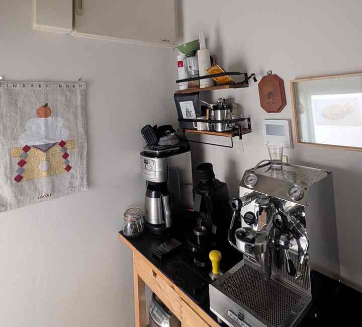 Saya ingin tahu apa yang saya inginkan ☕
Saya ingin tahu apa yang ingin saya ketahui Saya ingin tahu... Maaf mengganggumu
 #coffeestation #homecafe #コーヒー #커피머신 #커피맛집
Bar kopi favorit suamiku ☕.
Saya meletakkan papan karet di atas meja pulau IKEA untuk mencegah kopi jatuh dan berantakan saat saya menyeduh kopi. Saya sedang berpikir untuk menambah lebih banyak rak untuk menampung peralatan kopi yang jumlahnya terus bertambah... saya khawatir.