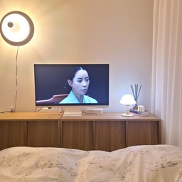 #연휴에뭐하집 #콘수프기록 
옥씨부인전 보면서 연휴 즐기기 🩷
내일은 시댁, 모레는 친정에 갈 예정이예요
최대한 집안일을 마무리 짓고 가고싶어 열심히 했지만,
다 끝내지못하고 갈꺼같아요🤣 
그래도 초딩언니 실내화 세탁해놔서 마음이 편안해요
내일 짐챙기느라 바쁠예정이라, 오늘은 옥씨부인전보며
휴식취해봅니다 🥰
#집꾸미기 #미니멀인테리어 #미니멀 #심플인테리어 #내추럴인테리어 #우드수납장 #방꾸미기 #작은방인테리어 #휴일 #휴일일상  #작은방인테리어 #작은방침실 #침실 #침실인테리어 #연휴엔푹쉬어요 #연휴 #침실꾸미기 #조명 #모니터 