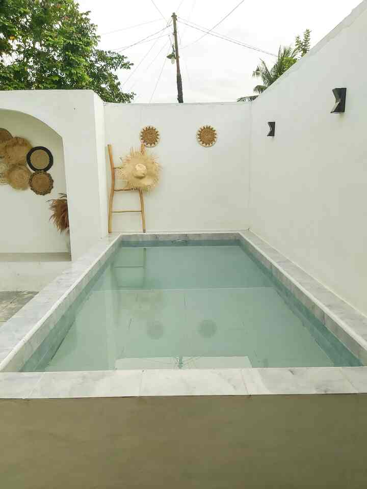 Perjalanan menemukan Ryuto house 🏠
Menemukan rumah seperti menemukan jodoh, mengenal, nyaman dan saling cocok. Kegalauan kami ditahun 2019 yang sama2 bekerja di kota kecil, berapa bulan sebelum menikah berniat mencari rumah yang cocok untuk dihuni dan terletak di tengah kota agar tidak terlalu jauh dari tempat kerja masing masing. Setelah berkali kali mencari perumahan dan tidak juga cocok, akhirnya ada yang menawari rumah 2 petak dengan harga yang sangat miring dan berada di tepi jalan. Awalnya berniat untuk investasi dan menempati rumah petak ini sementara, tetapi semakin lama kami pun nyaman dan tempat nya yang strategis juga tidak terlalu bising membuat kami memantapkan untuk merenovasi perlahan demi perlahan menjadi rumah tumbuh impian kami walaupun tanpa arsitek.

Perlahan kami mulai mengubah rumah petak 2 ini menjadi satu bangunan, memperbesar kamar utama, menambah dapur kotor, membangun backyard dan rencana kedepannya kami ingin menambah kamar anak, renovasi kamar mandi & ruang laundry serta merenovasi fasad rumah. Bagi kami, rumah yang ideal itu adalah rumah yang mencerminkan karakter pemiliknya dan menghadirkan kenyamanan bagi pemiliknya.

#Minihousetour #ceritarumahku #inspirasirumah #catrumah #walldecor #backyard #plungepool #lampuoutdoor
