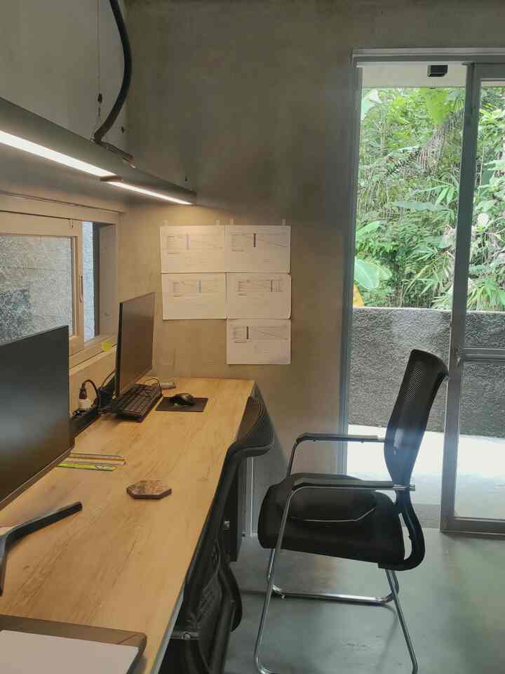 Salah satu tips untuk membuat desain menjadi timeless adalah pemilihan nuansa warna pada ruang dan furniture.

di salah satu sudut kantor ini, kami memilih kombinasi 4 warna yang cukup netral yaitu motif kayu, semen, corak hitam dan putih. Sehingga dekorasi dan furniturenya kami bermain di 4 warna/corak tersebut. 
Kaki meja hasil recycle dari dinding kantor lama, ditambah dengan top table multipleks lapis HPL Merk Carta, didesain sederhana supaya mudah dibersihkan. 
Ruang dipermanis dengan lampu gantung yang terjangkau dengan lampu berwarna kuning 3000K.
Hampir furniture mayoritas kami beli dari market place dan tentunya sangat recommended untuk dipunya. Yuk yang mau samaan! 

#gelaskaca #tempatpensil #lampubelajar #lampukerja #kursikerja #kursibelajar #semen #toptable #mejakerja #hpl #kipasangin #acportable 
#Top5BestBuy #RekomendasiProduk #AmbassadorPick