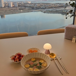 #오홈스토랑 8 #콘수프기록
설날엔 떡꾹을 먹어야지요 😊😊
막내딸 얼집에서 떡국떡이랑 사골을 보내줘서
간단하게 끓인 떡국 😊😊
이로써 오홈 8개끝...
살림살이 2  내돈내산2 예쁜템최고야1 남았네요..
 마지막까지 홧팅이요 😁😁
#무자기그릇 #예쁜그릇 #창밖뷰  #플레이팅 #떡국
#큐티폴고아 #예쁜그릇추천 #분위기있는조명 