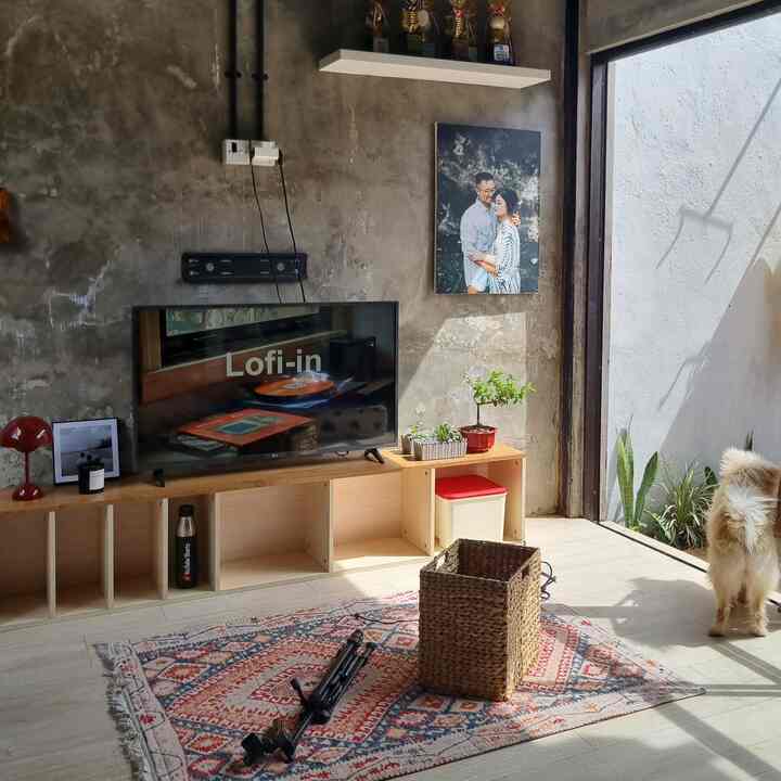 Restorasi furniture lama jadi baru, dengan Finishing Interior yang estetik dan fungsional menggunakan PVC Interior Film dari Kertasive. Ini merupakan best buy aku sih di awal taun ini, karena tampilan furniture dan juga dinding jadi lebih estetik dan elegan. Selain tahan air, PVC Interior Film ini juga gampang dalam proses pemasangan.

Ini BestBuy aku dengan produk Kertasive : 
■ Kabinet Rak TV : aku memakai PVC Interior Film dengan kode "Oliver Wood" yang bikin warna ruangan jadi lebih hangat.
■ Meja Belajar Putih : aku memakai PVC Interior Film dengan kode "Pestala Guld" warna ini estetik sekali aslinya. Kalau kena sinar bisa berubag agak silver. Cakep!
■ Lemari Baju : aku juga memakai PVC Interior Film dengan kode "Pestala Guld" yang aslinya bener2 secakep itu. Kayak tembaga, tapi kalo kenak sinar bisa jadi silver. Cakep!
■ Dinding Dapur : PVC Interior Filmnya aku pakai kode "Vertini" ini seperti semen expose tapi ada texture nya tebal tapi gak tebal juga. Menarik banget, aslinya lebih bagus!
■ RAK BESI : aku pakai rak dari informa, sangat bermanfaat untuk tempat penyimpanan dan taruh barang. Bikin ruangan jadi lebih rapi dan fungsional.

#Top5BestBuy #RekomendasiProduk #AmbassadorPick #RumahIndustrial #DindingWalpapper #RestorasiFurniture #RakKabinetTV #RakBesi #DindingExpose #MejaTV 
