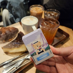 #오늘의기록 #콘수프기록 
올해는 설날엔 친정에 못가서 가족과 함께 여수로 바람쐬고 왔어요.
스타벅스에 가서 커피 와 빵도 먹고 베어리 스타 스탬프 (여수돌산DT점)도 3만원이상이면 받을수 있다고 해요.
1층 메인 LED식탁에 파도영상 신기했어요.
조명도 이뻐서 사진 찍어왔어요.🤭💓
바람 불고 추웠지만 콧바람 쐬고 오니 기분 좋아요.❤️
남은 연휴 행복가득 하세요. 새해 복 많이 받으세요.💝
#맞팔 #맞팔환영 #소통해요 #스타벅스 #여수돌산DT점 #여수카페 #여수 #여수여행 #베어리스타 #파도 #스타벅스조명 #UFO #아메리카노 #아이스티 #바닐라라떼  #치즈케이크  #초코크루와상
#오늘의가든 #오늘의힐링 
