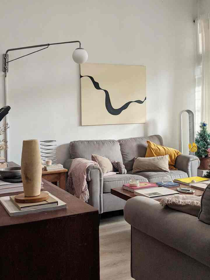 Rumah ini adalah childhood home aku. Dari segi lokasi dan kenyamanan, rumah ini cocok banget buat home buddy kayak aku karena kemana-mana deket dan rumahnya sendiri memiliki personality yang cozy ala mid century homes. Dulunya interior rumah ini bener-bener gak beraturan, banyak barang, pokoknya bener-bener gak nyaman untuk ditinggalin. Tapi berhubung penghuni rumah kebanyakan beraktivitas di luar jadi cuek sama interior rumah. Sejak pandemi itu berasa kalau rumahnya kurang nyaman ditempatin, jadi aku mulai sedikit-sedikit merubah interior rumah supaya lebih nyaman, bisa nunjukin personality aku, tetapi juga tetap selaras sama personality rumah aslinya
#LivingRoom #Sofa #Lighting #CoffeeTable #CoffeeTableBooks #MiniHouseTour #CeritaRumahku #InspirasiRumah