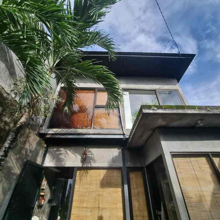 Rumah pertama kami yang simpel dan sederhana. Sebelumnya merupakan bangunan 4 kamar kos milik mertua. 
Yang kemudian diberikan kepada kami untuk dibangun sendiri. Sebelum punya #RumahAngsoka kami hampir 6 bulan mencari area tempat tinggal untuk mencari KPR juga, tapi tidak ada satupun yang klik dan cocok.

Ternyata jodohnya ada disini ♥︎ semua proses berjalan lancar.

Rumah yang kami bangun dari nol dan tentunya menyesuaikan budget kami. Konsep #RumahTumbuh dan #OpenSpace menjadi salah satu pilihan kami, karena dengan seiring berjalanya waktu pelan-pelan akan kami selesaikan. Hal utama yang kami realisasikan adalah memikirkan ruangan yang kami butuhkan dulu. Seperti area keluarga, dapur, ruang serbaguna, kamar utama, kamar anak, kamar mandi dan juga area outdoor. Kami hitung ukuran luas yang sesuai agar pas.

Rancangan desain bangunan kami sendiri tanpa arsitek dan dibantu oleh kerabat kami seorang kontraktor. 

#MiniHouseTour #CeritaRumahku #InspirasiRumah #RumahIndustrial #RumahTanpaSekat #RumahOpenSpace #RumahTumbuh #BesiBaja #RenovasiRumah 
