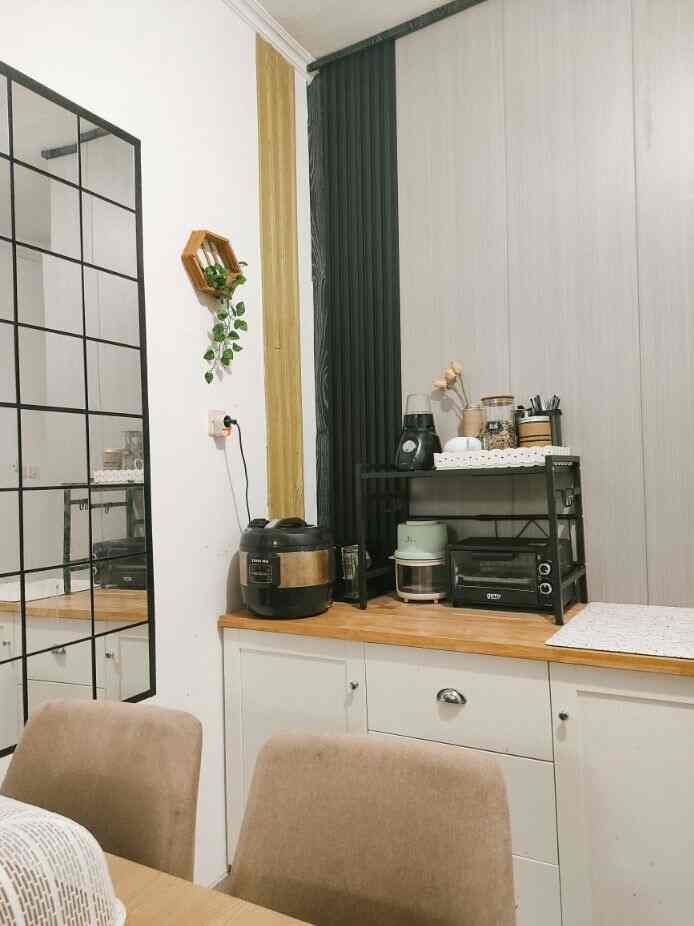 White walls and brown wood-tone countertop kitchen in a 6-tatami size room, featuring black metal rack and kitchen appliances in a modern setting