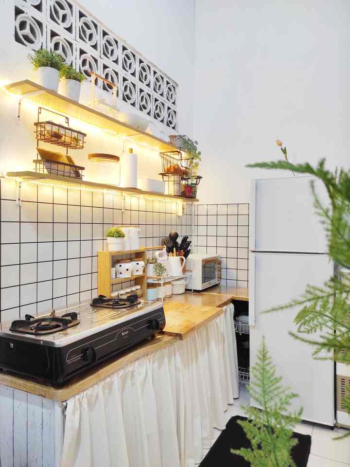 Dapur, ruang makan, dan ruang santai ini menjadi ikon aesthetic dari rumah kecil ku ❤️
Selama 8 tahun aku tempati, sudah beberapa kali pula ke 3 ruangan ini aku make over. 
Rumah ini pemberian orang tua, biar makin betah, aku make over dengan senyaman mungkin dan budget yang minim ❤️

#wallpaper #rakgantung #topleskerupuk #topleskaca #MiniHouseTour #CeritaRumahku #InspirasiRumah