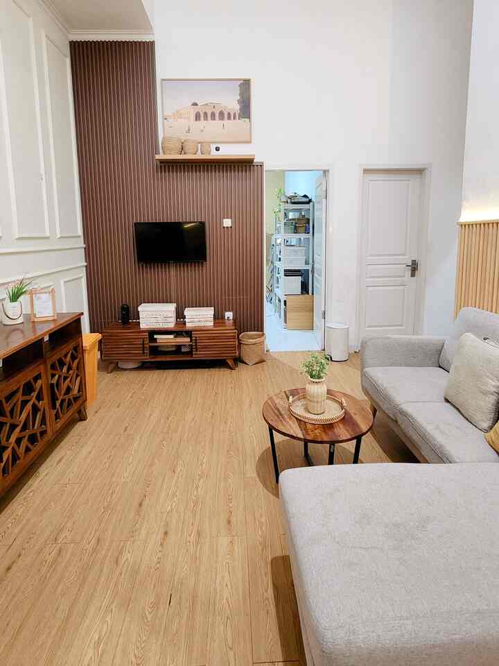 Membuat rumah nyaman dan sesuai dengan mimpi-mimpiku itu bukan hal yang cepat, pelan-pelan dan seiring berjalannya waktu, menyesuaikan dengan budget yang ada. 
Inget banget pertama dari rumah ini yang aku isi adalah ruang tamu, awalnya isi karpet aja, lanjut sofa, meja sofa, buffet tv dan pelan-pelan menghias satu-satu bagian dinding ruang tamu.
Yang tadinya polosan dan ga ada apa-apa sama sekali akhirnya juga sampai diposisi ini. semuanya bertahap dan ga instant ya teman-teman. Jadi, mulai aja semua dari mimpi. karena ga ada yang ga mungkin kalau kitanya ada usaha untuk mencapai mimpi itu :)
#wallpanel #wallpaneldinding #wallbatten #rak #rakbesi #taplakmeja #taplakmejalinen #MiniHouseTour #CeritaRumahku #InspirasiRumah