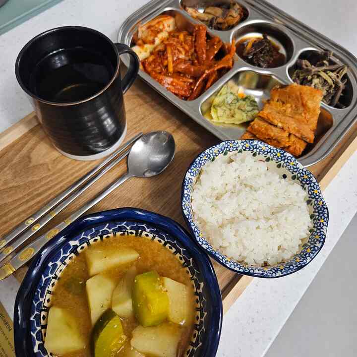 #오늘의우리집 #콘수프기록 8

今日は出勤日です〜
忙しい朝だから朝ご飯ではよく食べません。
昨日煮込んだカボチャのジャガイモをたくさん入れた
味噌チゲがとても食べたいです。
簡単に食べて出勤しましたㅎ

お母さんが持ってくれたイチゴも焼きます
入れてㅎ退勤して食べよう
準備してきました。
休みすぎて出勤しようとするから
昨日眠りました。

それでも、おかげで朝2食
頑張って出勤しましたねㅎㅎ

今日働いてもう週末です。
ハッピーハネオンヒヒヒ

お兄さんも〜
今日一日ホワイトハゼヨン〜ㅎ




#メイド
#おはようございます
#メイド
#出勤
#朝ごはん
＃今日のワンシーン
#今日のカット



