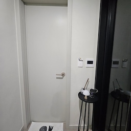 우리집 복도공간.
두꺼집과 보기싫은 단자함 가리기엔 좁은복도라 스티커로포인트를 주면서 벽공간은 깔끔히.
#복도인테리어 #현관인테리어 #깔끔 #두꺼비집가리개 #발매트추천 #조명포인트 #화이트블랙인테리어 #집꾸미기 
